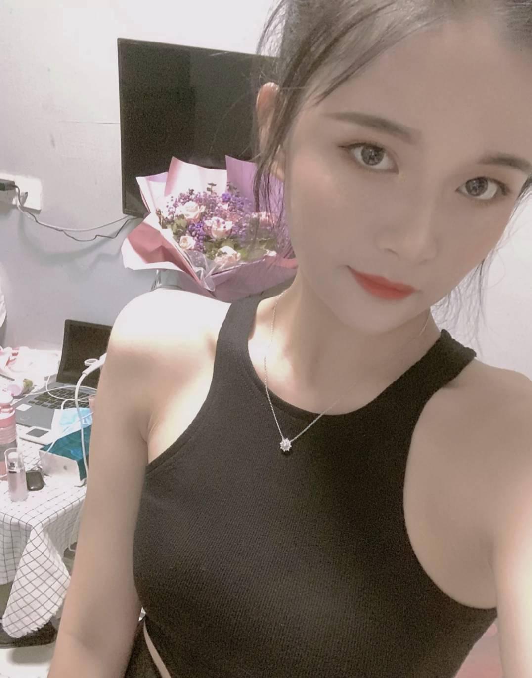 皮肤白 水多身材超棒，服务超热情的兼职学妹