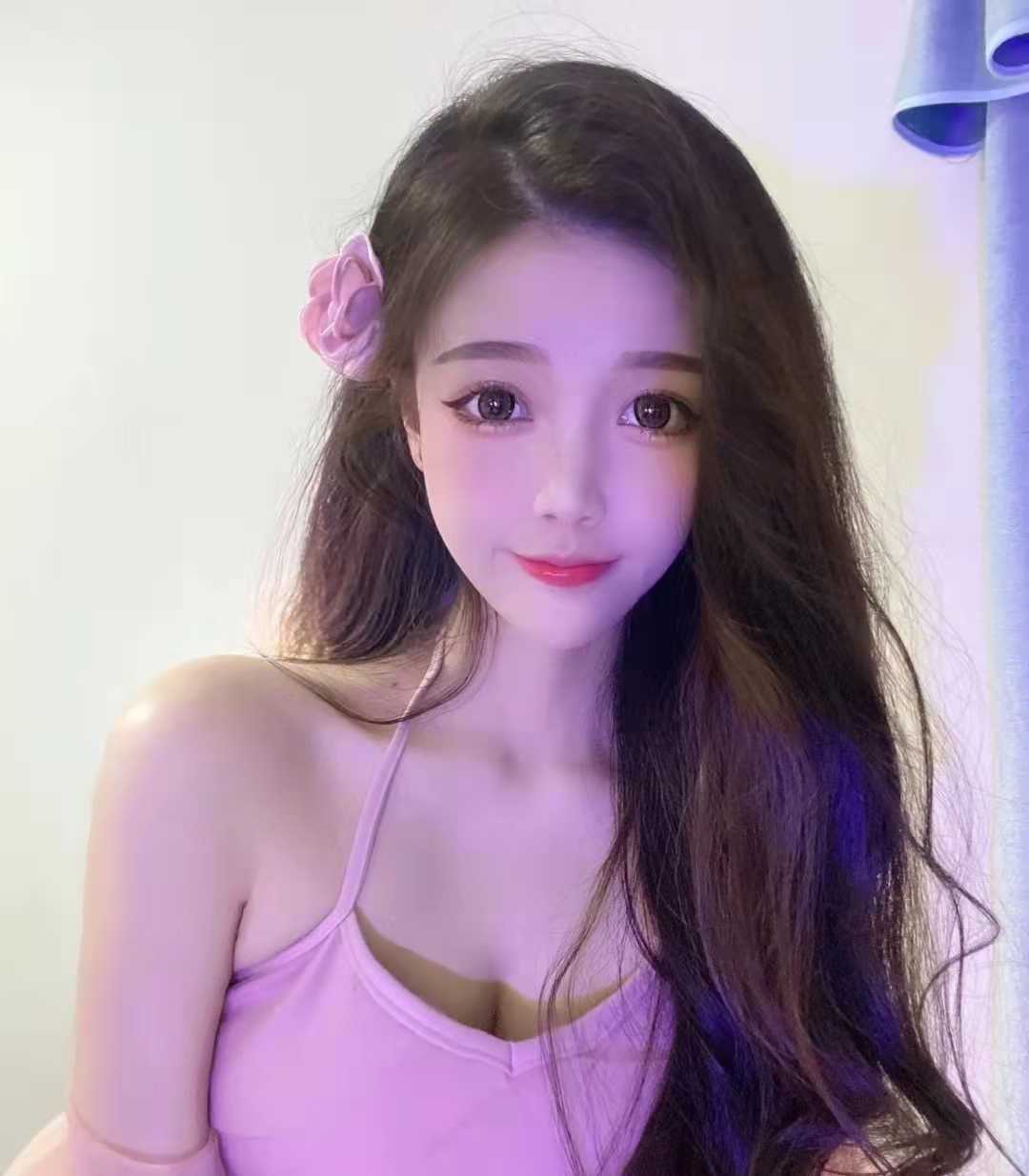 身材完美，胸挺，皮肤紧致有弹性